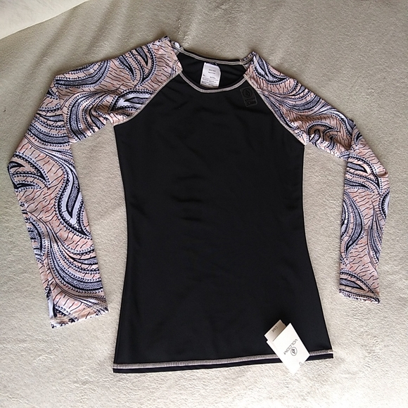 NWT Volcom Youth Long-sleeved Rash Guard in Firebird Pattern - Picture 3 of 11
